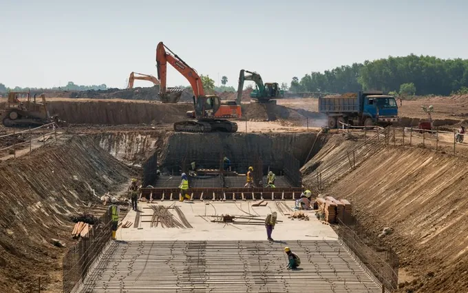 Groapă de fundație săpată cu pereți drepți, cu excavatoare pe margine